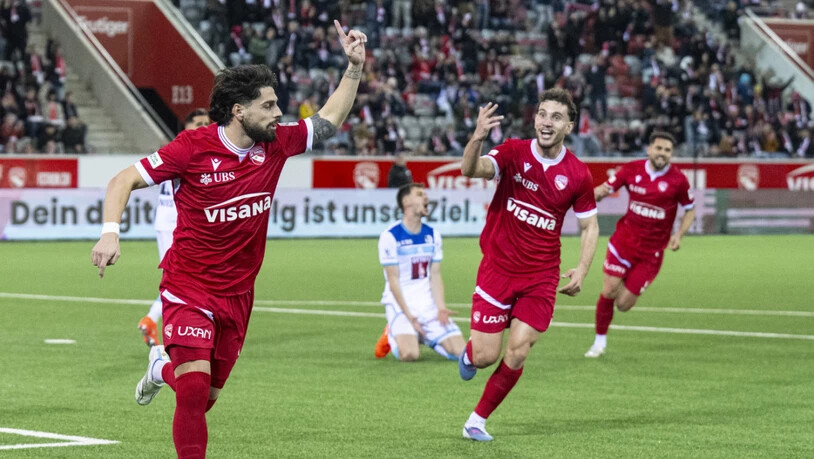 Torschütze Kastriot Imeri (links) und Assistgeber Valmir Matoshi jubeln über das 1:0 der Thuner gegen Luzern