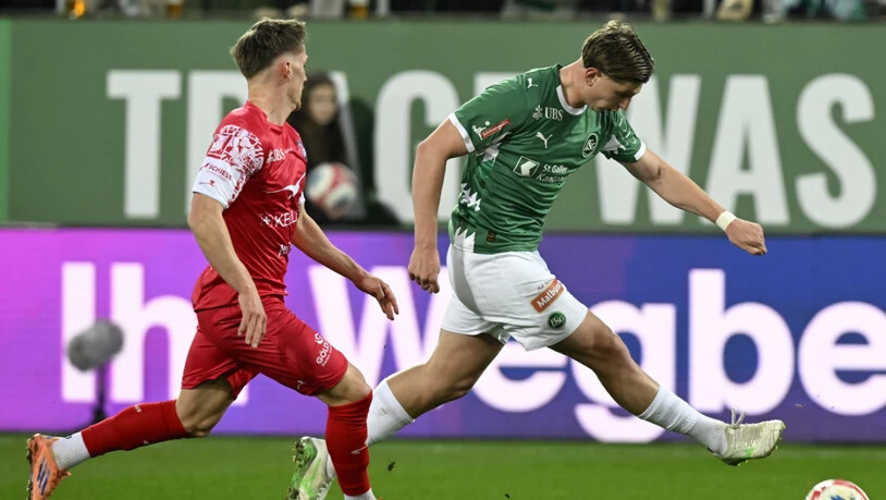 St. Gallens Doppeltorschütze Alessandro Vogt (rechts) setzt sich gegen den Winterthurer Dario Ulrich durch