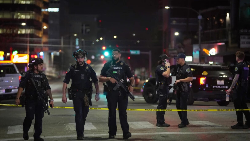 Polizeibeamte aus Austin arbeiten am Tatort in der West Sixth Street nach Schüssen vor der Bar Buford's in der Innenstadt von Austin. Foto: Jay Janner/Austin American-Statesman/AP/dpa - ACHTUNG: Nur zur redaktionellen Verwendung und nur mit vollständiger…
