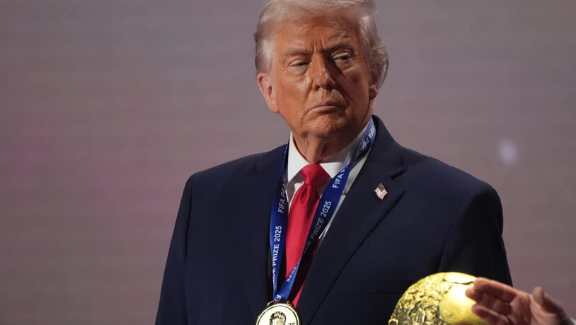 Donald Trump steht vor dem WM-Pokal