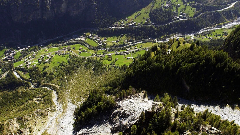 Blick auf die Gemeinde St. Niklaus und eine instabile Felswand, welche schon 2002 darunter liegende Häuser bedrohte. (Archivbild)