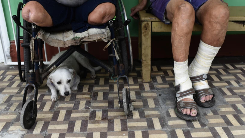 ARCHIV - Leprapatienten sitzen im Gang eines Krankenhauses. Foto: Fabio Teixeira/dpa/Symbolbild
