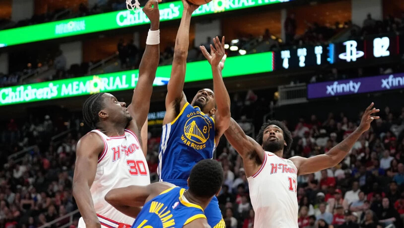Houstons Schweizer Center Clint Capela (links) wehrt sich gegen die Offensive der Warriors