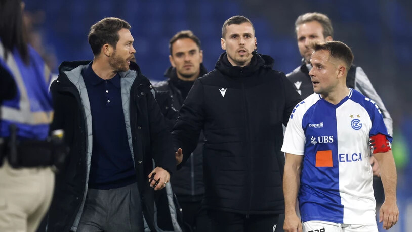 GC-Captain Amir Abrashi gerät nach dem Platzverweis noch mit FCB-Trainer Stephan Lichtsteiner aneinander