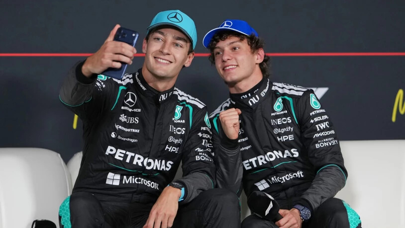 George Russell und sein Mercedes-Teamkollege Kimi Antonelli machen gemeinsam ein Selfie