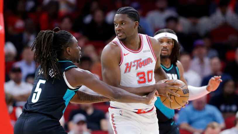 Clint Capela (Nummer 30) deckt den Ball ab