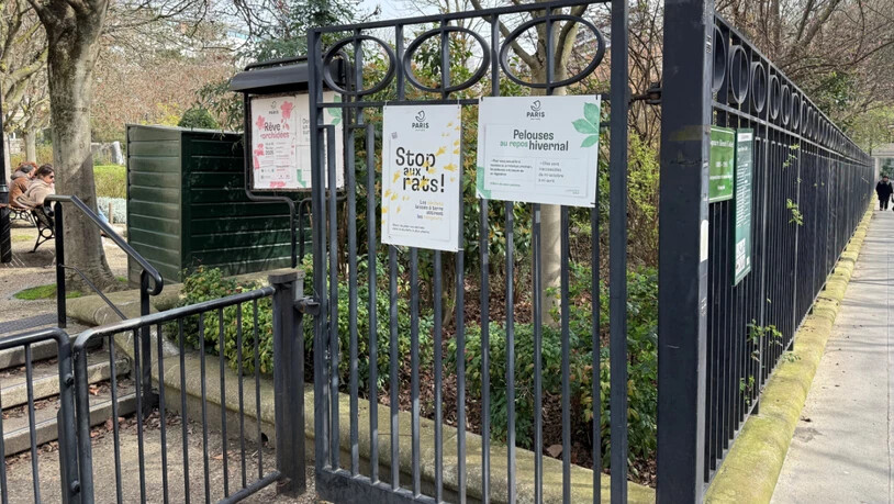 Ein Schild in einem Pariser Park mahnt die Menschen im Kampf gegen Ratten, keine Abfälle auf den Boden zu werfen, die die Nager anlocken, sondern in die Mülltonne zu tun. Foto: Michael Evers/dpa