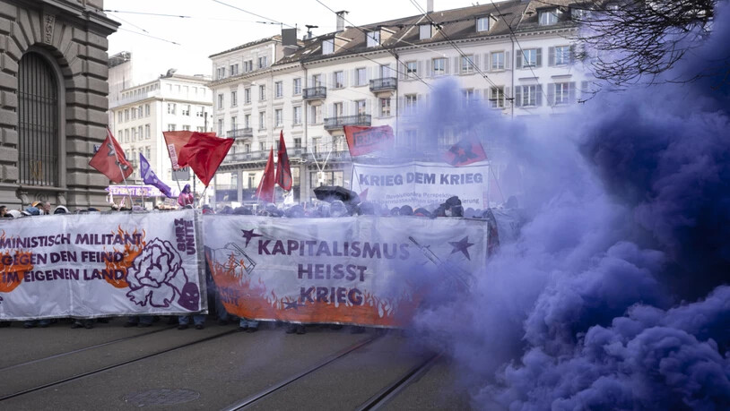 Über 1000 Personen nahmen in Zürich an einer unbewilligten Demonstration teil.