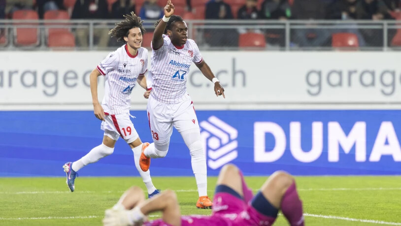 Winsley Boteli freut sich über das 1:1, während Winterthurs Goalie Kapino mit dem Schicksal hadert