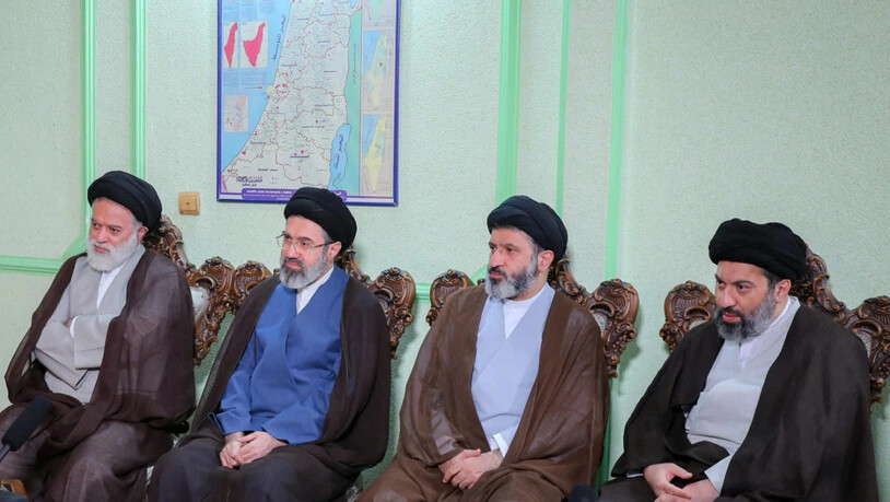 ARCHIV - Die vier Söhne des getöteten Ajatollahs Ali Chamenei, Meysam Chamenei (r-l), Massud Chamenei, Modschtaba Chamenei und Mostafa Chamenei, treffen sich mit dem Hamas-Vertreter in Teheran im Hamas-Büro in Teheran. Foto: Iranian Supreme Leader's…
