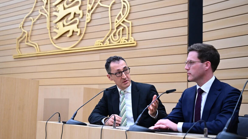 Cem Özdemir (Bündnis 90/Die Grünen, l-r) und Manuel Hagel (CDU) sitzen nach der Wahl im Plenarsaal des Landtags.