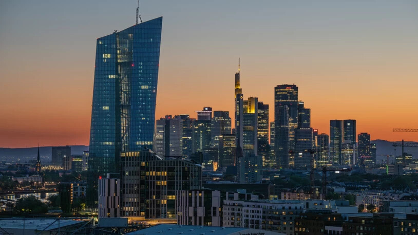 Die Lichter der Bankentürme von Frankfurt leuchten in der hereinbrechenden Dunkelheit. (Archivbild)