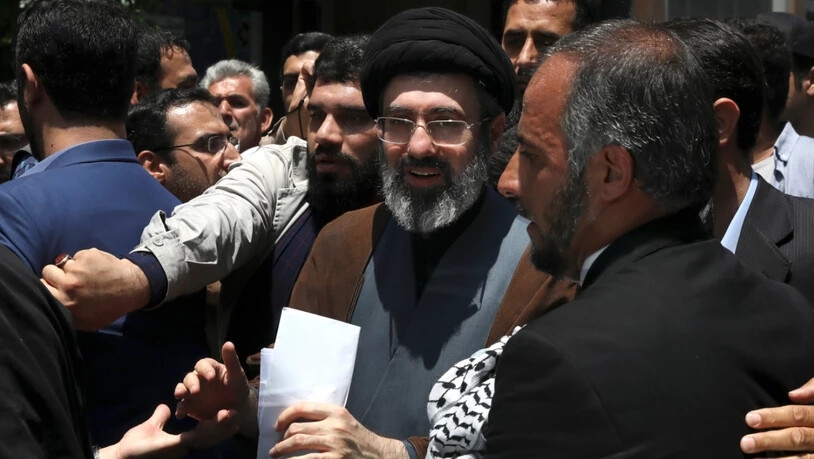 ARCHIV - Modschtaba Chamenei (M), der Sohn von Ajatollah Ali Chamenei, nimmt am 31. Mai 2019 an der jährlichen Kundgebung zum Quds-Tag oder Jerusalem-Tag in Teheran, Iran, teil. Modschtaba Chamenei gilt als aussichtsreicher Kandidat für die Nachfolge des…
