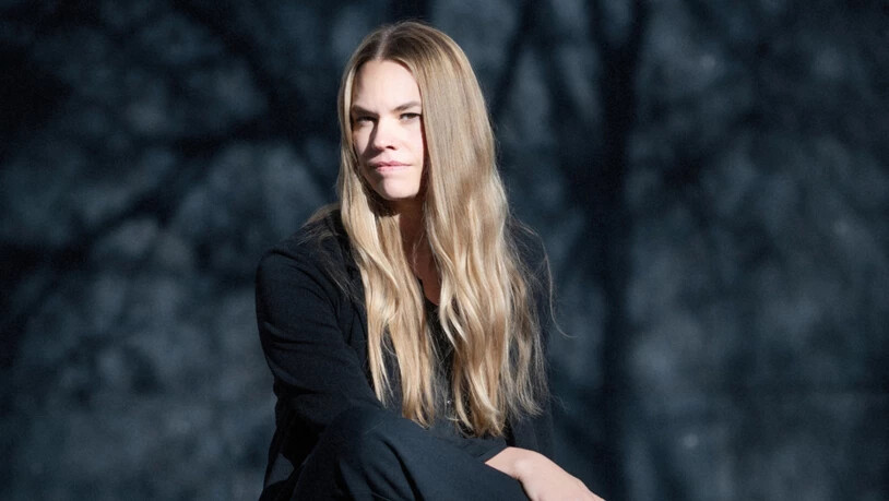 "Schatten der Pinus" ist das Romandebüt der Lyrikerin und Schriftstellerin Martina Caluori. In ihrem Buch beginnen sich die Szenerie des Campingplatzes und die Gedankenwelten der Figuren ineinander zu spiegeln.