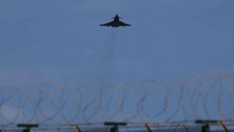 Ein Kampfflugzeug startet vom britischen Luftwaffenstützpunkt RAF Akrotiri in der Nähe von Limassol. Foto: Petros Karadjias/AP/dpa