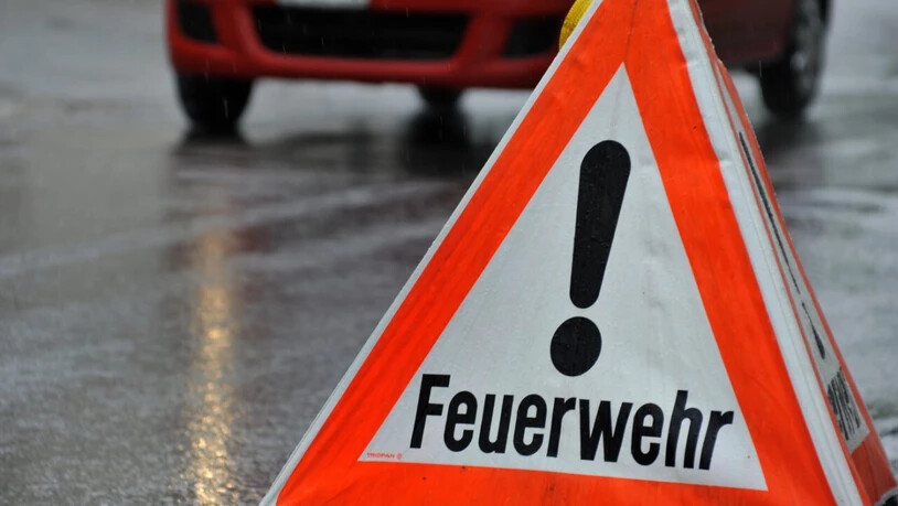 Ein Postauto ist am Dienstagabend in Kerzers FR in Brand geraten. Die Hintergründe sind noch unklar.