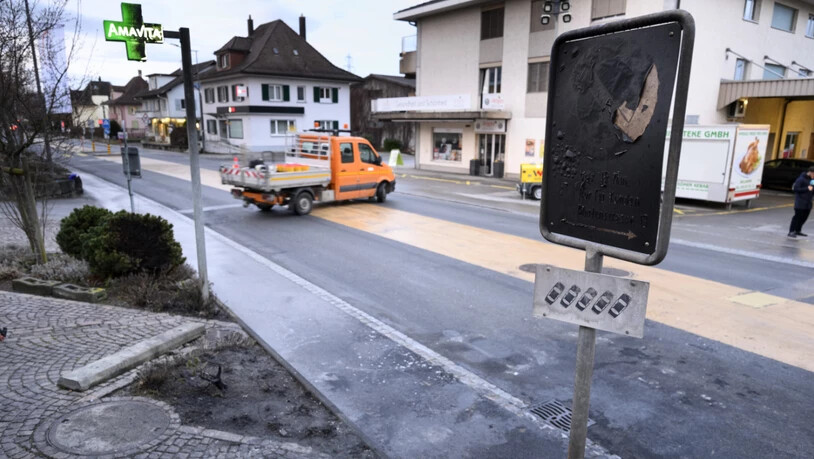 Die Stelle in Kerzers FR, wo am Dienstagabend ein Postauto in Vollbrand stand, war am Mittwochmorgen geräumt.