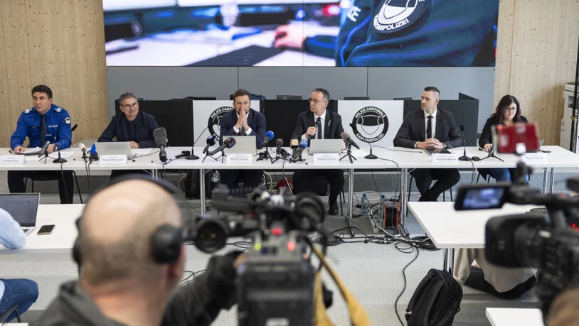 Die Freiburger Behörden haben am Mittwochnachmittag über den tödlichen Brand in einem Postauto vom Dienstagabend in Kerzers FR informiert.