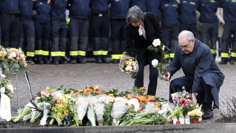 Bundespräsident Guy Parmelin und seine Frau Caroline legten am Mittwochabend in Kerzers Blumen nieder, knapp 24 Stunden nach dem tödlichen Brandanschlag in einem Postauto.