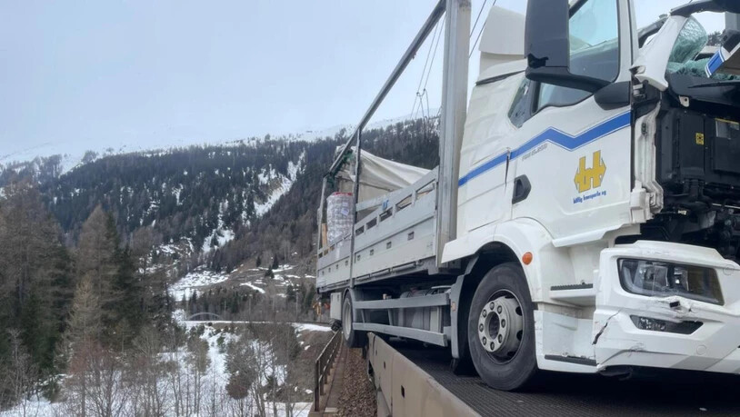 Der Lastwagen verrutschte und ragte über den Zugrand hinaus.