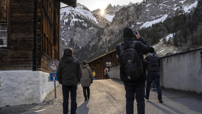 Früh am Freitagmorgen in Elm: Die Sonne geht über den Tschingelhörnern auf und schickt kurz zuvor ihre Strahlen durch das Martinsloch.