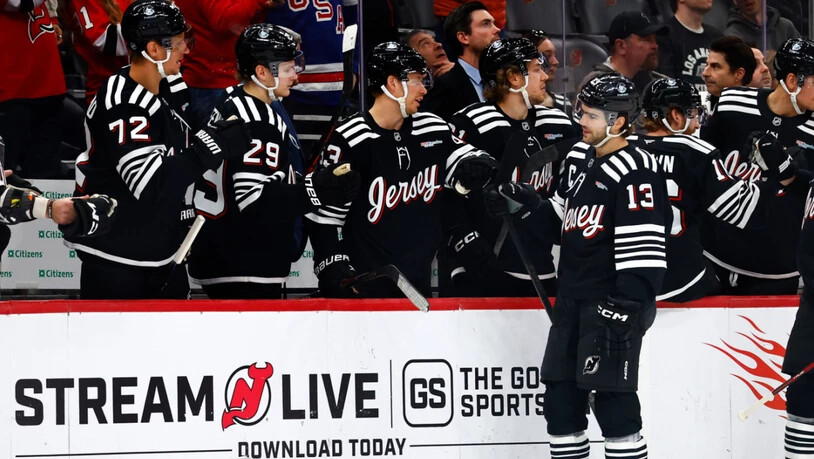 Nico Hischier (Nummer 13) will die Devils doch noch in die Playoffs führen (Archivaufnahme)