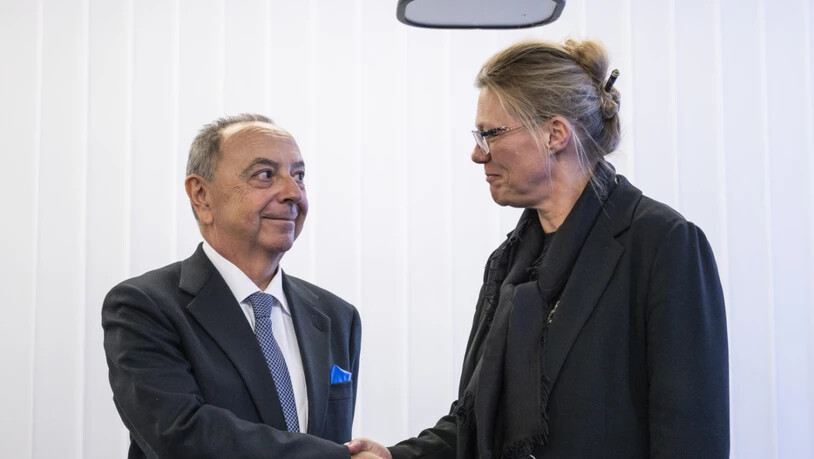 Die Walliser Justiz gibt den italienischen Ermittler zur Brandkatastrophe in Crans-Montana Einsicht in die Akten. Die Generalstaatsanwältin des Kantons Wallis, Beatrice Pilloud, hier im Bild beim Treffen im Februar mit ihrem  Amtskollegen Francesco Lo…