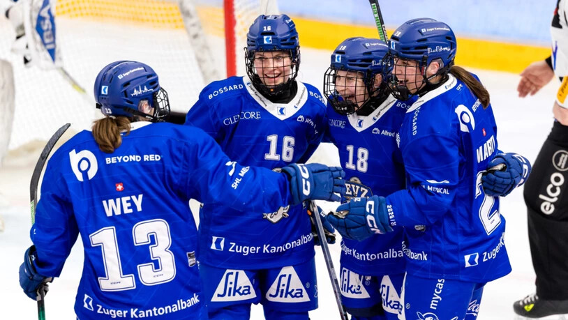 Zugs Meisterheldin Ivana Wey umringt von Teamkolleginnen