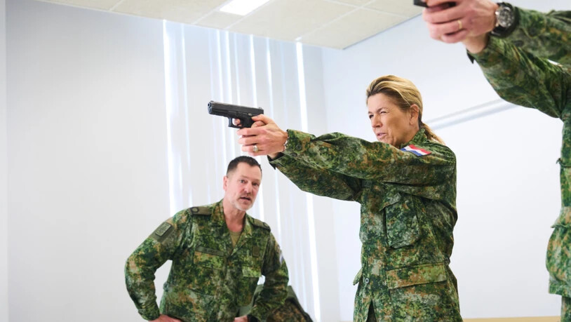 HANDOUT - Dieses vom niederländischen Verteidigungsministerium zur Verfügung gestellte Bild zeigt Königin Máxima, die am 4. Februar 2026 in Breda, Niederlande, eine Ausbildung als Reservistin der Königlichen Niederländischen Armee beginnt. Foto: Phil…