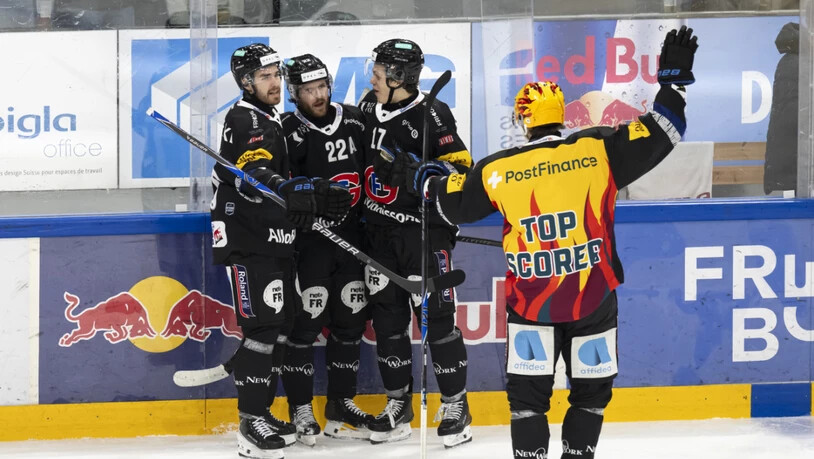 Fribourgs Paradeformation mit Christoph Bertschy (Nr. 22) und Attilio Biasca (Dritter von links) erzielte die ersten zwei Tore und entschied somit die Partie
