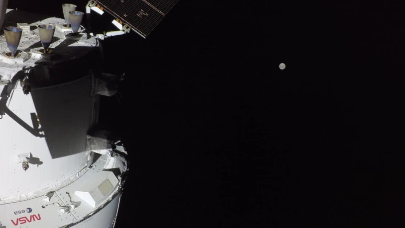 dpatopbilder - HANDOUT - Das Orion-Raumschiff mit dem Mond in der Ferne. Foto: Uncredited/NASA/AP/dpa - ACHTUNG: Nur zur redaktionellen Verwendung und nur mit vollständiger Nennung des vorstehenden Credits