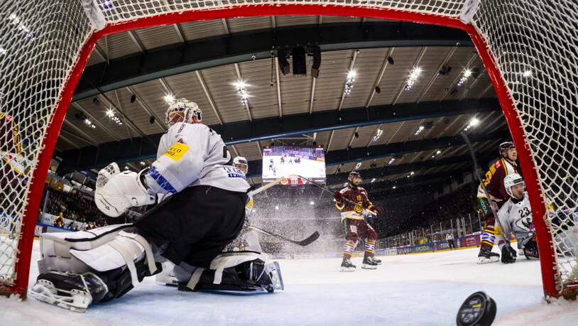 Fribourgs Goalie Reto Berra war für einmal kein starker Rückhalt