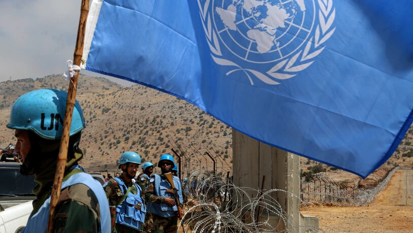 ARCHIV - UN-Friedenstruppen des indischen Kontingents sichern die libanesische Grenze zu Israel. Foto: Marwan Naamani/dpa