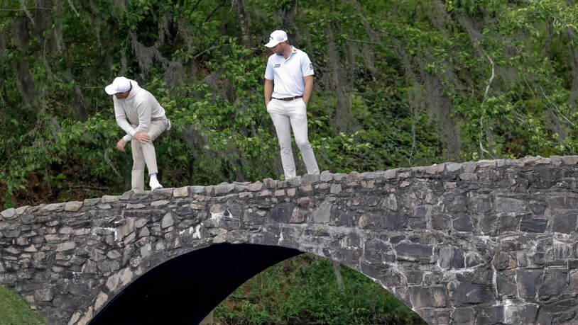 Der Masters-Kurs, wundervoll in die Natur eingebaut, mit dem "Amen Corner", einem äusserst anspruchsvollen Teil des Parcours Da geht zuweilen auch einem Superstar wie Scottie Scheffler (links) ein Ball verloren