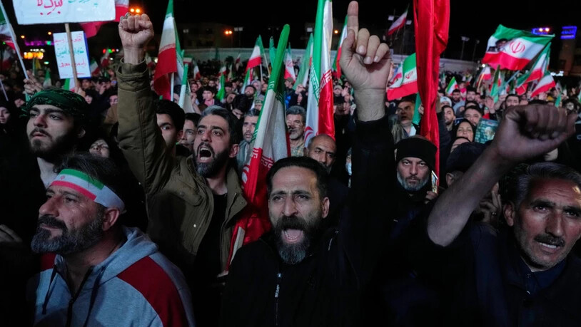 Iranische Pro-Regierungs-Demonstranten skandieren nach der Ankündigung einer zweiwöchigen Waffenruhe im Krieg mit den USA und Israel Slogans auf dem Platz der Islamischen Revolution (Enqelab-e-Eslami). Foto: Vahid Salemi/AP/dpa