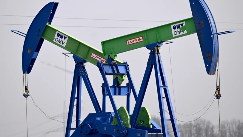 Nach der Ankündigung einer zweiwöchigen Feuerpause zwischen dem Iran und den USA sind die Ölpreise kräftig gesunken. Der Preis für ein Fass (159 Liter) Öl der Sorte Brent fiel um bis zu 16 Prozent auf 91,70 US-Dollar. (Archivbild)