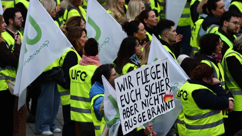Zum Streik hat die Kabinengewerkschaft Ufo aufgerufen, um in mehrere festgefahrene Tarifkonflikte bei der Lufthansa Kerngesellschaft und der Regionaltochter Lufthansa Cityline Bewegung zu bringen.
