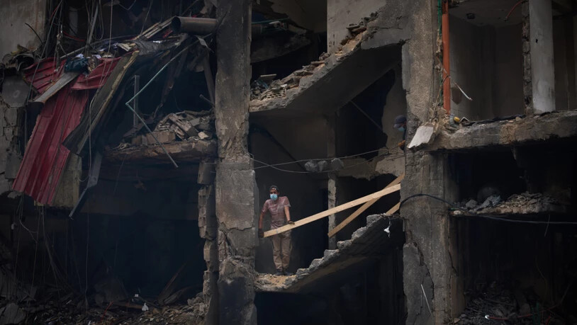 Ein Mann steht in einem zerstörten Gebäude in Beirut. Foto: Emilio Morenatti/AP/dpa