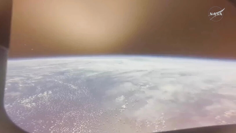 HANDOUT - In diesem Bild aus einem von der NASA zur Verfügung gestellten Video ist die Erde von der «Artemis II» Orion-Kapsel aus zu sehen, die gerade in die Atmosphäre eintritt. Foto: NASA/AP/dpa - ACHTUNG: Nur zur redaktionellen Verwendung und nur mit…