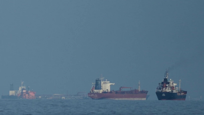 ARCHIV - Öltanker und Frachtschiffe reihen sich in der Straße von Hormus auf. Foto: Altaf Qadri/AP/dpa