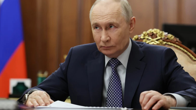 Der russische Präsident Wladimir Putin hört während eines Treffens im Kreml zu. Foto: Alexander Kazakov/Pool Sputnik Kremlin/AP/dpa - ACHTUNG: Nur zur redaktionellen Verwendung und nur mit vollständiger Nennung des vorstehenden Credits