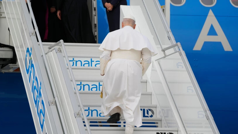 Papst Leo XIV. besteigt das Flugzeug nach Algier. Foto: Gregorio Borgia/AP/dpa