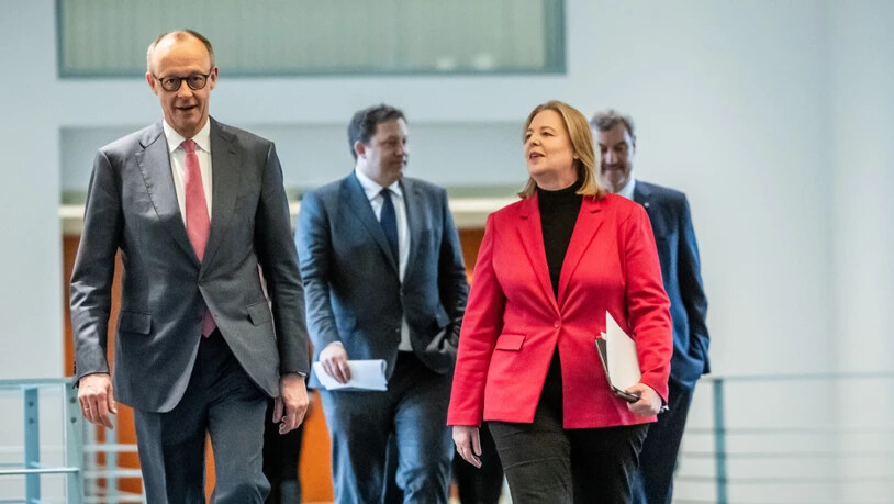 Deutschlands Bundeskanzler und CDU-Chef Friedrich Merz (CDU) mit den SPD-Vorsitzenden Lars Klingbeil und Bärbel Bas sowie CSU-Chef Markus Söder (von links). Foto: Michael Kappeler/dpa