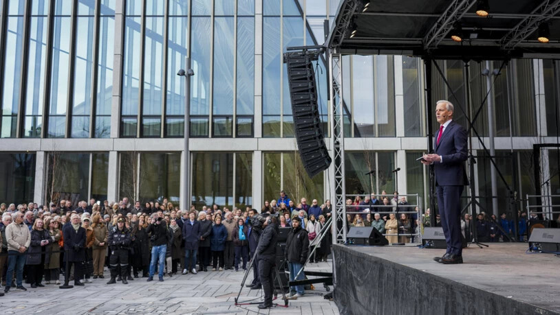 Ministerpräsident Jonas Gahr Støre (Ap) spricht während der offiziellen Eröffnung des neuen Regierungsviertels, nachdem das Büro des Ministerpräsidenten und sechs Ministerien eingezogen sind. Foto: Ole Berg-Rusten/NTB/dpa