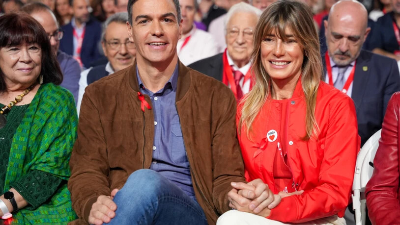 ARCHIV - Pedro Sánchez, spanischer Ministerpräsident, und seine Frau Begoña Gómez. Foto: Francisco J. Olmo/EUROPA PRESS/dpa/Archivbild