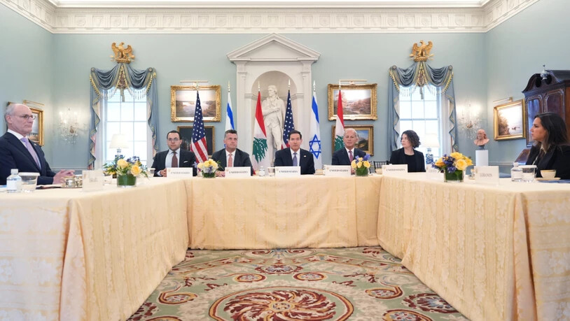 US-Außenminister Marco Rubio (M) trifft sich mit dem israelischen Botschafter in den USA, Jechiel Leiter (ganz links) und der libanesischen Botschafterin in den USA, Nada Hamadeh Moawad (ganz rechts) in Washington. Foto: Jacquelyn Martin/AP/dpa