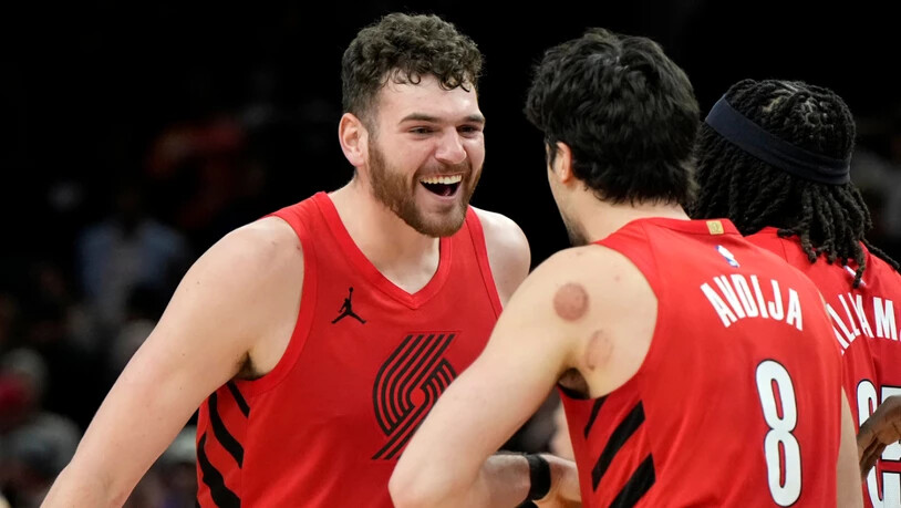 Deni Avdija (rechts) sichert Portland mit 41 Punkten einen Playoff-Platz
