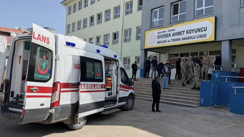 Türkische Sicherheitskräfte und Rettungskräfte stehen auf dem Hof eines Gymnasiums, auf das ein Angreifer das Feuer eröffnet hat, in Siverek im Südosten der Türkei. Foto: Mevlut Bayraktar/IHA/AP/dpa