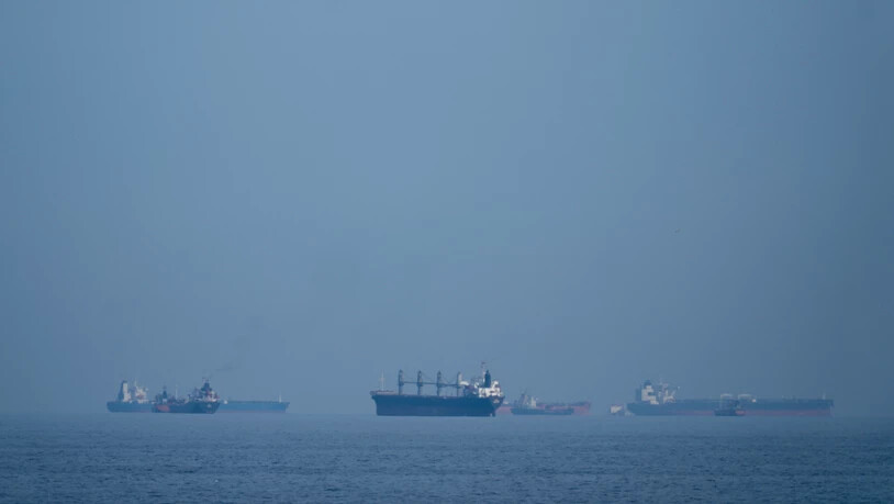 ARCHIV - Öltanker und Frachtschiffe reihen sich in der Straße von Hormus auf, gesehen von Khor Fakkan. Foto: Altaf Qadri/AP/dpa