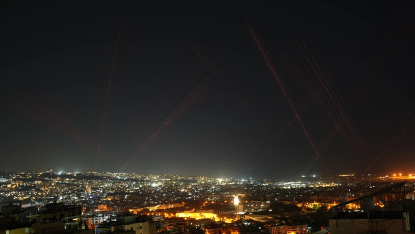 Leuchtspurgeschosse erhellen den Nachthimmel, während Menschen nach einem Waffenstillstand zwischen Israel und der Hisbollah mit scharfer Munition in die Luft schießen. Foto: Hassan Ammar/AP/dpa